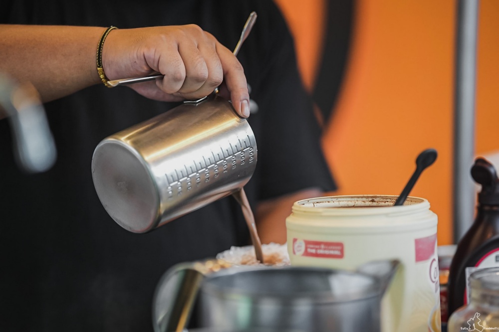 泰哥Tiger泰式手沖奶茶調製過程