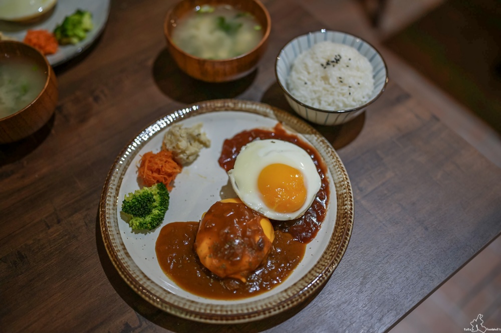 Regualr+日式咖哩醬+紅酒蘑菇醬+起司+太陽蛋 