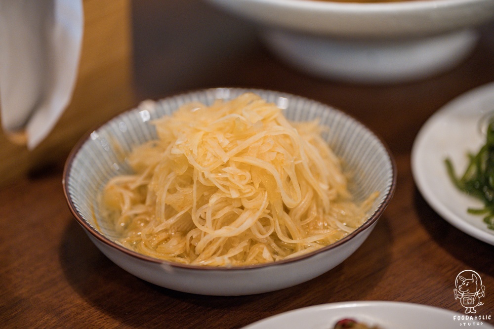 再回首精緻牛/羊肉麵小菜(涼拌素雞、涼拌海帶絲、炒豆干、醋溜木耳、青木瓜絲)