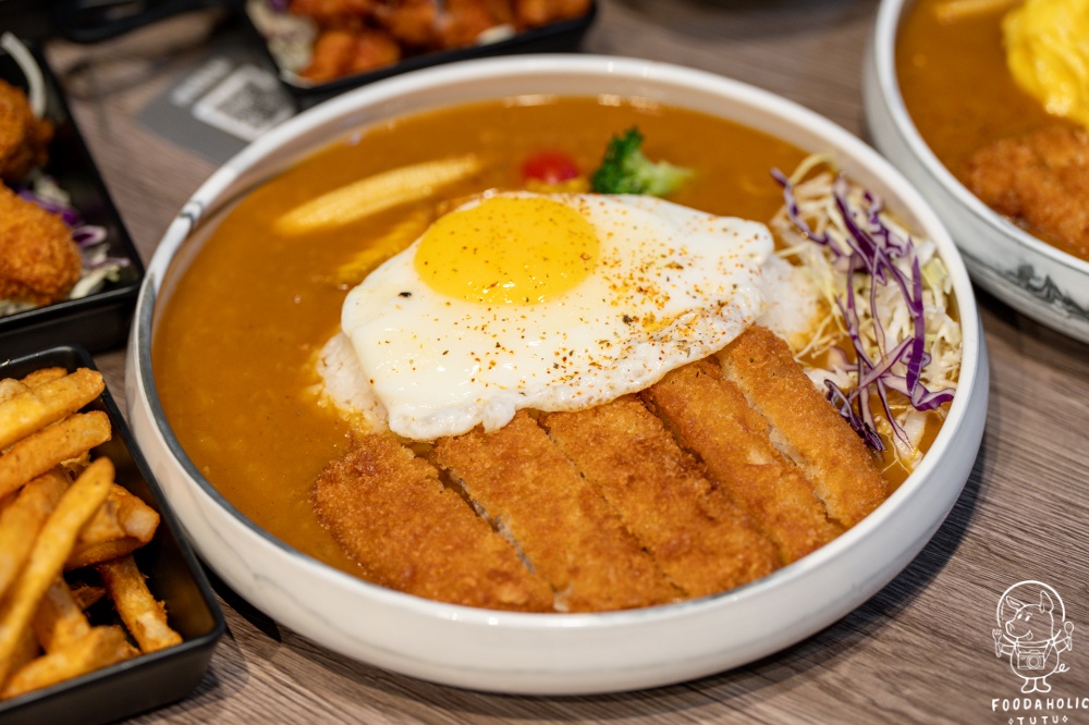 『咖哩奔販賣所』炸魚排咖哩飯+半熟荷包蛋