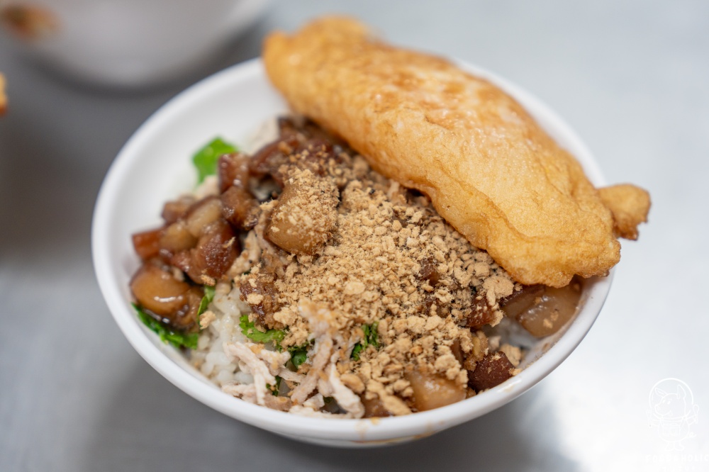 『前金肉燥飯』肉絲魚鬆肉燥飯加鴨蛋包