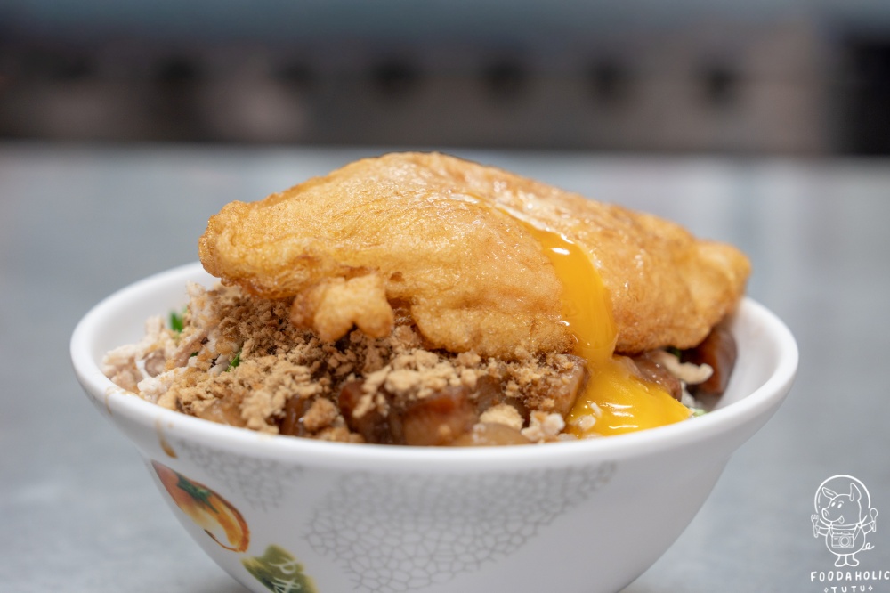 『前金肉燥飯』肉絲魚鬆肉燥飯加鴨蛋包