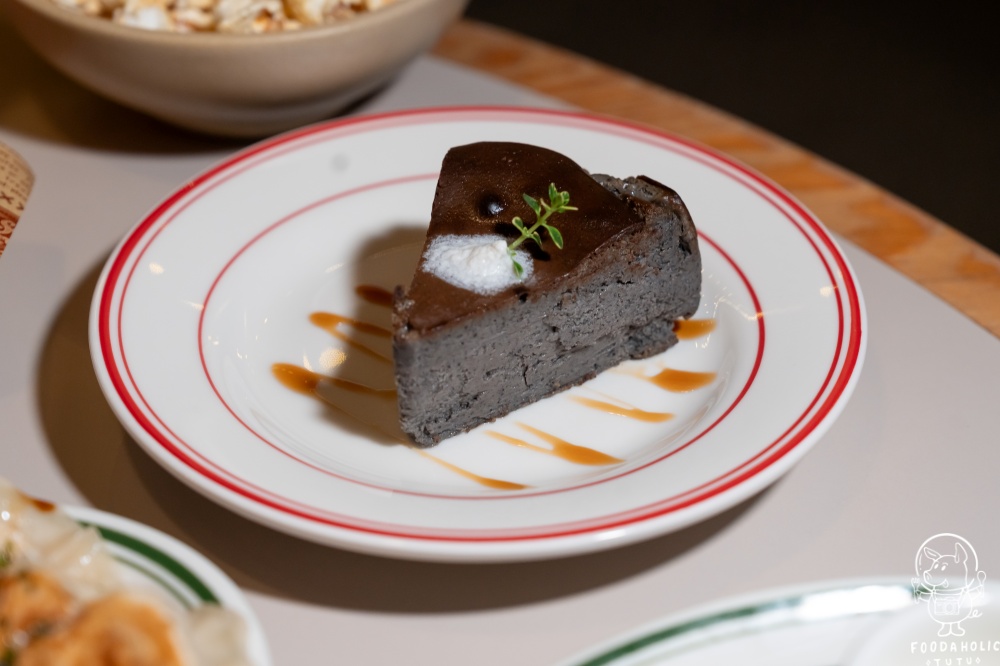 『Petit Petit Coffee & Bar』芝麻巴斯克蛋糕