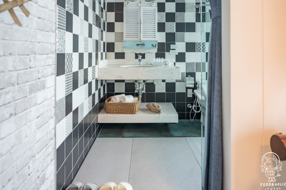 『S.E.A. 藍海曙光民宿』豪華海景雙人房浴室空間