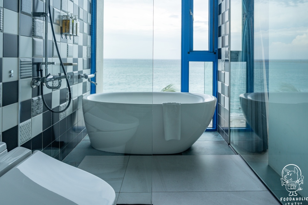 『S.E.A. 藍海曙光民宿』豪華海景雙人房浴室空間