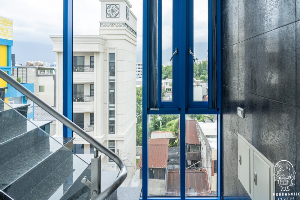 『S.E.A. 藍海曙光民宿』客房樓梯