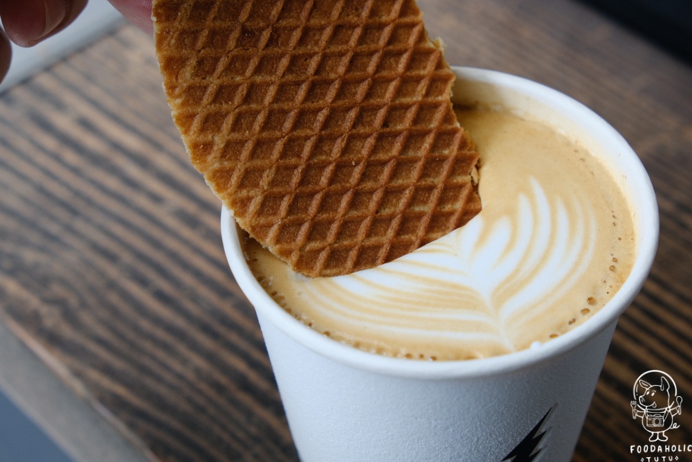 Coffee flash 快閃咖啡【焦糖荷蘭餅＋焙茶拿鐵】