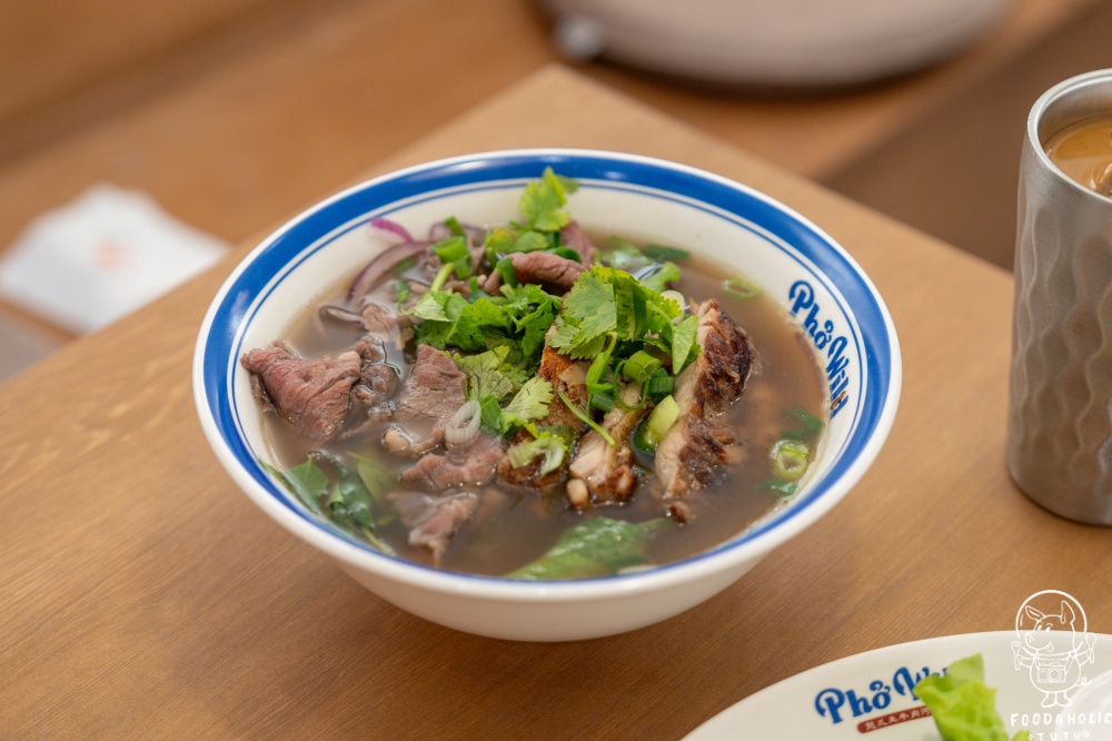 『Phở Wild 越式生牛肉河粉 迴萊』越級雞牛河粉（雞腿排＋生牛肉）