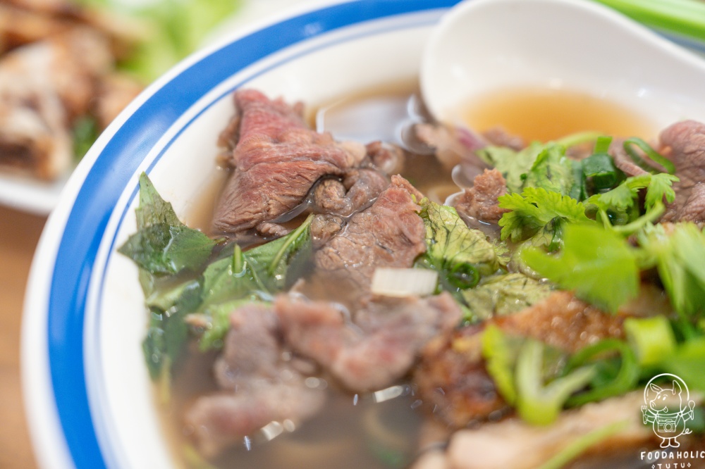 『Phở Wild 越式生牛肉河粉 迴萊』越級雞牛河粉（雞腿排＋生牛肉）