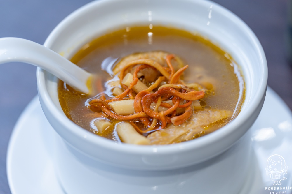 『招弟大飯店』黃金蟲草燉雞湯